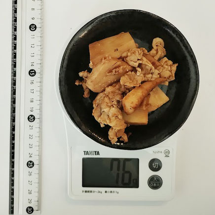 小皿に盛り付けたたけのこと豚肉の味噌炒め 76g