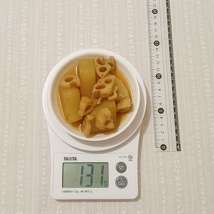 小皿に乗せた大根とレンコンの煮物 131g