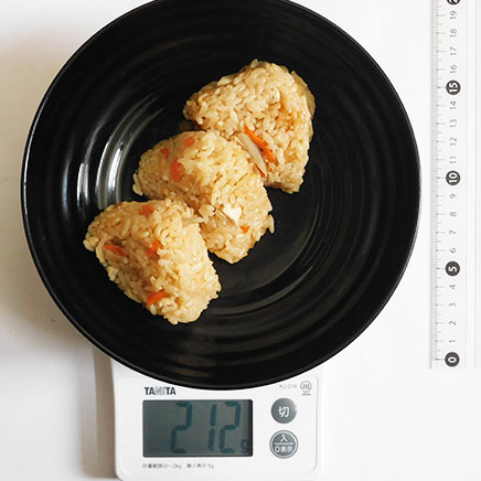 3個分の鶏ごぼうおにぎり 212g