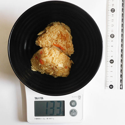 2個分の鶏ごぼうおにぎり 133g