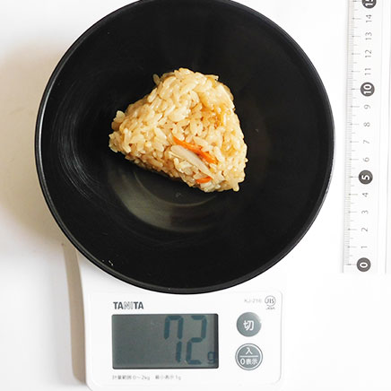 1個分の鶏ごぼうおにぎり 72g