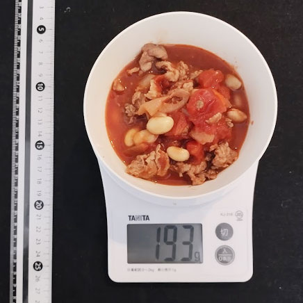 小皿に盛り付けた牛肉と大豆のトマト煮 193g