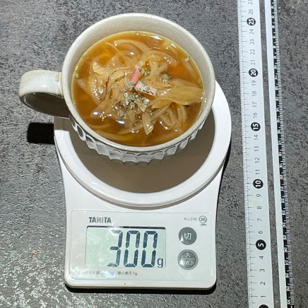 300gの玉ねぎとベーコンのスープ