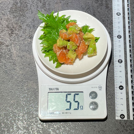 小皿のアボカドとサーモンのポキ 55g
