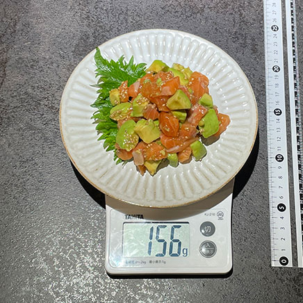 中皿のアボカドとサーモンのポキ 156g