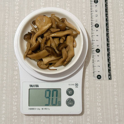 小皿に乗せたきのこのソテー 90g