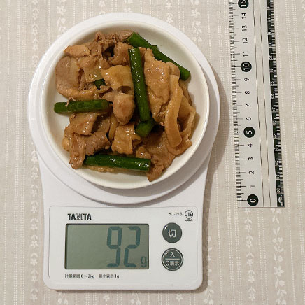 小皿に乗せたにんにく芽と豚肉炒め 92g