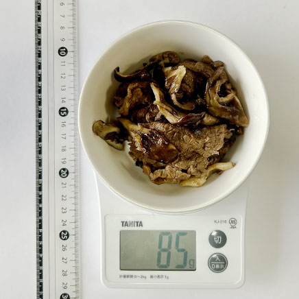 中皿1皿分の牛肉ときのこの炒め物 85g