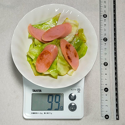 中皿1皿分のキャベツと魚肉ソーセージの炒め物 99g