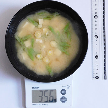 2人分の十六ささげと豆腐の味噌汁 356g