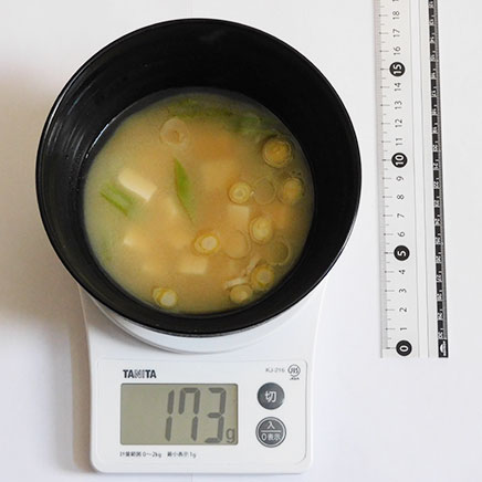 1人分の十六ささげと豆腐の味噌汁 173g