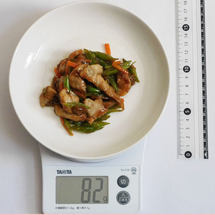 中皿1皿分の十六ささげと豚肉の炒め物 82g
