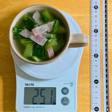 カップ1杯分のチンゲン菜とベーコンのスープ 251g