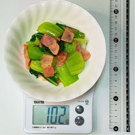 中皿1皿分のチンゲン菜とベーコンの炒め物 102g