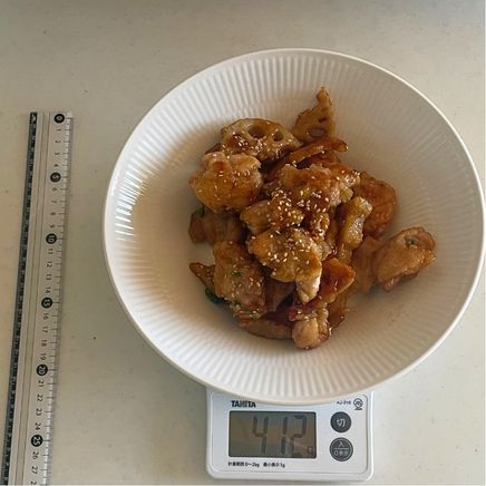 大皿1皿分の鶏もも肉とれんこんの甘辛炒め 940kcal