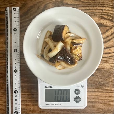 100gの茄子と玉ねぎの炒め物