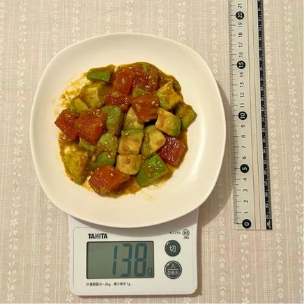 中皿1杯分のアボカドとマグロのユッケ