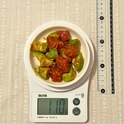 小皿1皿分のアボカドとマグロのユッケ 110g