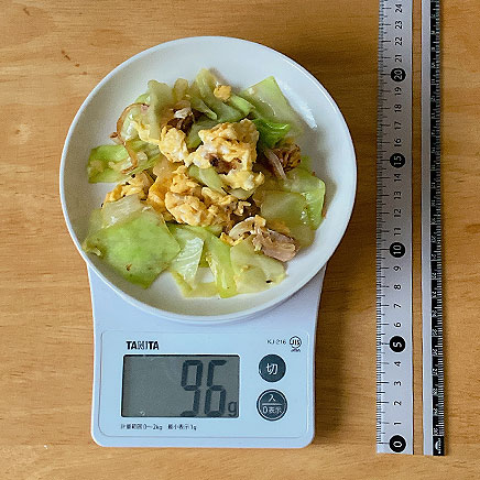 中皿1皿分のキャベツとツナの炒め物 96g