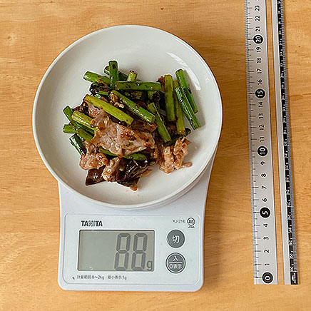 中皿1皿分の茎にんにくの炒め物 88g