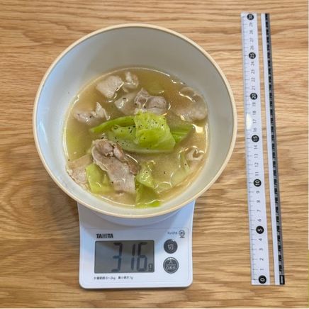 小丼1杯分のキャベツと豚肉のコンソメ煮