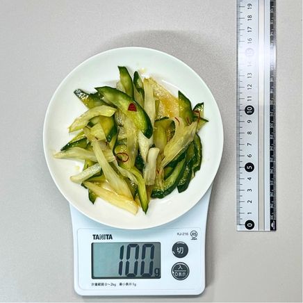 大皿1皿分のセロリときゅうりのサラダ
