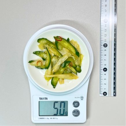 中皿1杯分のセロリときゅうりのサラダ