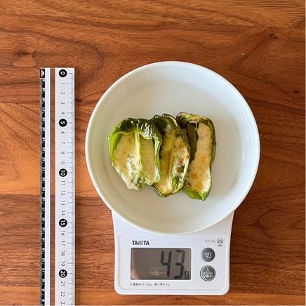 中皿1皿分のピーマンのチーズ焼き