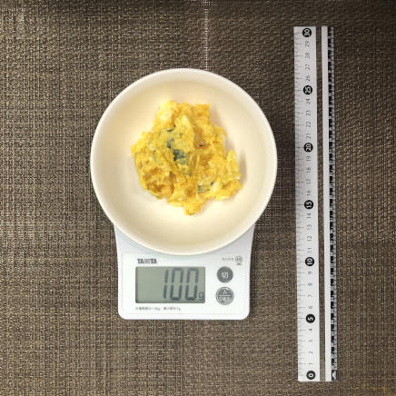 100g分のかぼちゃと卵のサラダ