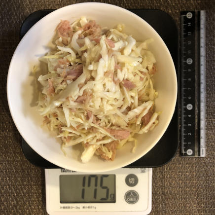 中皿1皿2人前175gのキャベツとツナのサラダ