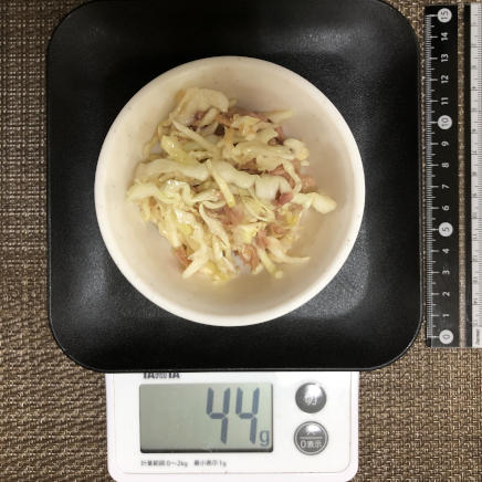 小鉢1杯44gのキャベツとツナのサラダ