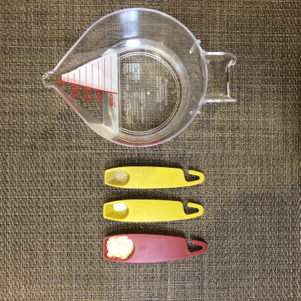 キャベツときのこのスープお椀1杯分に使用したコンソメ・塩・こしょう・水