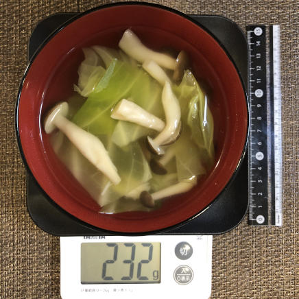 お椀1杯1人前のキャベツときのこのスープ