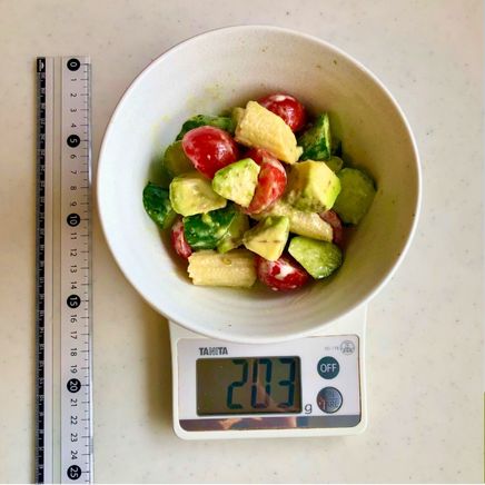 サラダボウル(大)1杯分1人前のアボカドと生野菜のサラダ