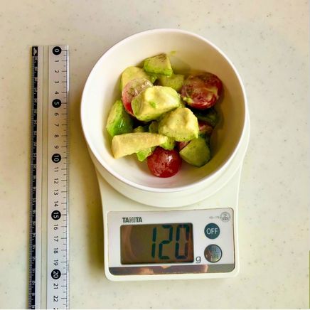 サラダボウル(中)1杯分のアボカドと生野菜のサラダ