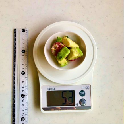 小皿1皿分のアボカドと生野菜のサラダ