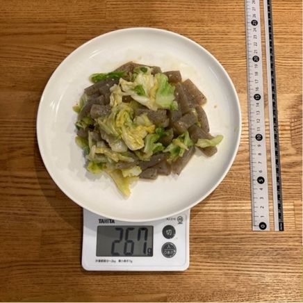 大皿一皿分約2人前のキャベツとこんにゃくの炒め物