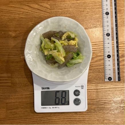 小皿一皿分のキャベツとこんにゃくの炒め物