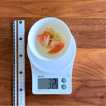小鉢1杯分のサーモンと玉ねぎのマリネ