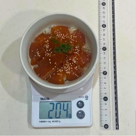 丼1杯分のサーモンの漬け丼