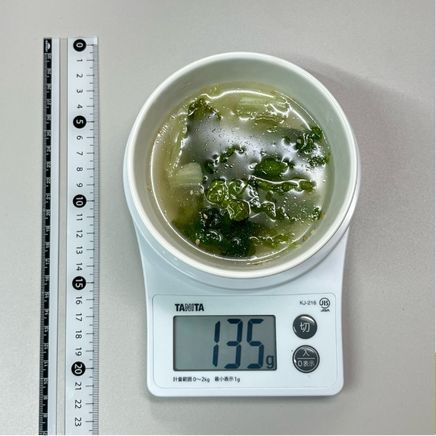 中皿1杯分のサニーレタススープ