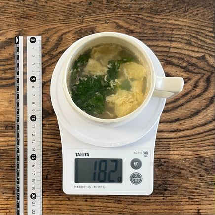 マグカップ1杯分1人前のリーフレタスと卵のスープ