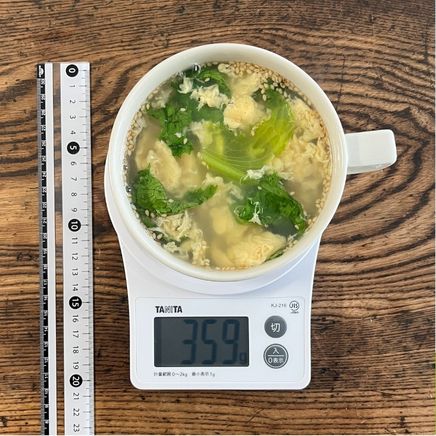 大きめのスープカップのリーフレタスと卵のスープ