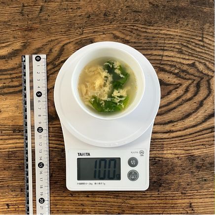 100gのリーフレタスと卵のスープ