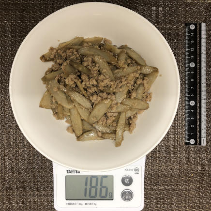 1人前のごぼうとひき肉のピリ辛炒め