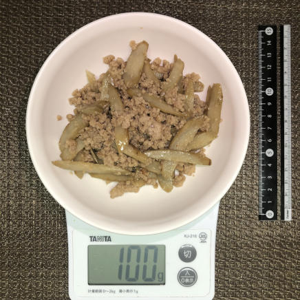 100gのごぼうとひき肉のピリ辛炒め