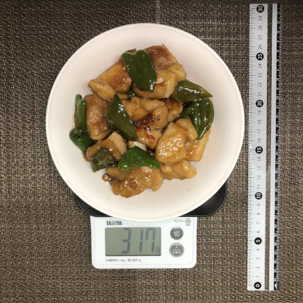 大皿1皿分317gの鶏肉とピーマンの照り焼き