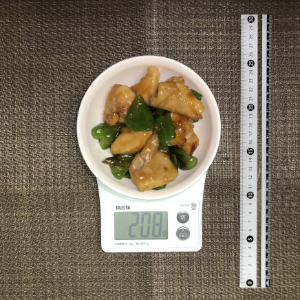 中皿1皿1人前208gの鶏肉とピーマンの照り焼き