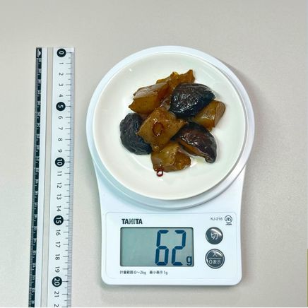 丸皿（小）一皿分のこんにゃくとしいたけの煮物