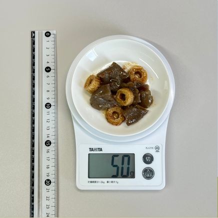 丸皿(小)・50gのこんにゃくとちくわの煮物